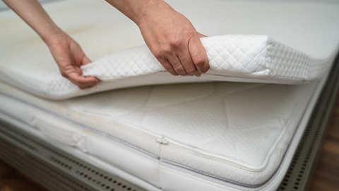 Matrastopper op je matras leggen voor meer slaapcomfort